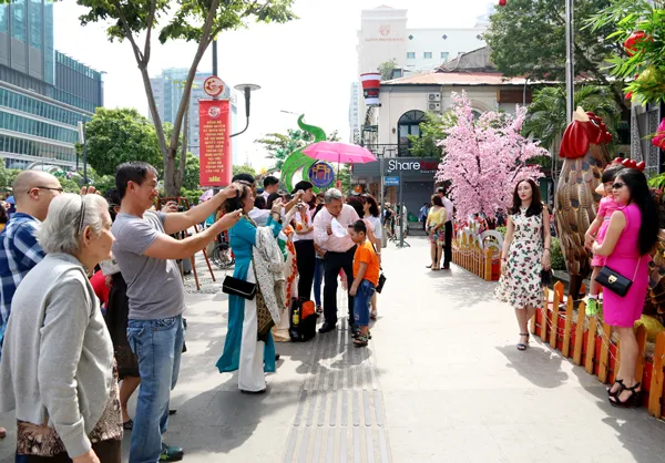 Người dân TPHCM hân hoan du xuân đầu năm ảnh 6